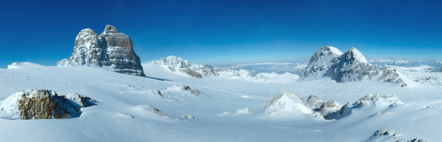 Dachstein山地表顶部奥利的冬季荒凉景色图片