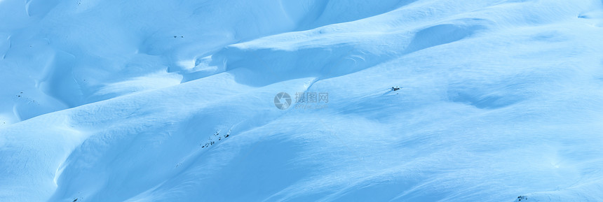 冬季山坡上的小木屋全景图片