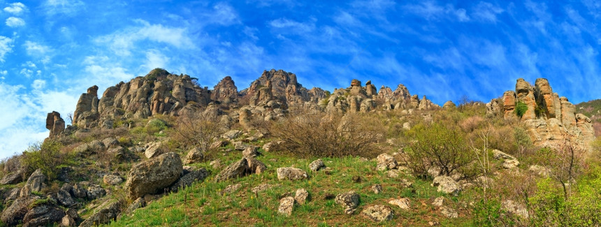 这座山下面的StonyDemerdzhi山全景克里米亚乌兰和幽灵谷岩石奇异地质构造图片