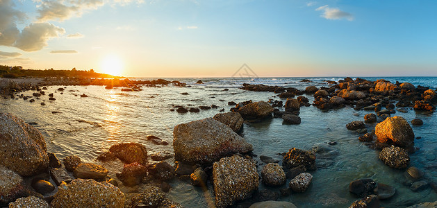 海滩的日落景夏季海岸线希腊莱夫卡达图片