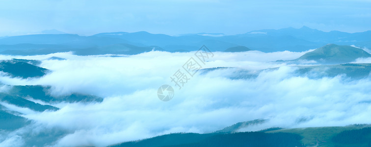 夏季早晨云雾般的山全景乌克兰喀尔巴阡山图片