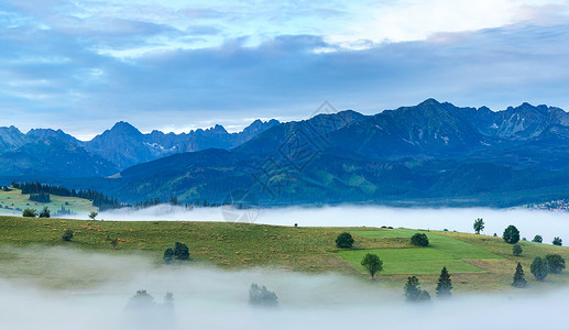 带雾和塔特拉山脉的夏季日出村郊区波兰格利察罗戈尔尼图片
