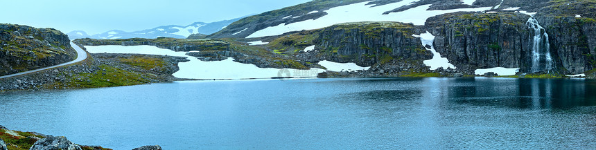 带有湖泊和瀑布的夏季山全景挪威奥兰德杰莱特图片