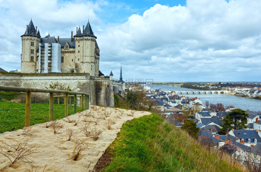 法国卢瓦尔河岸的索穆城堡景象建于10世纪重建于12世纪后期图片