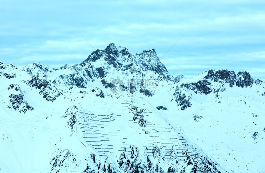 上午SilvrettaAlps风景观有屏障无法在斜坡上积雪奥地利提洛尔图片