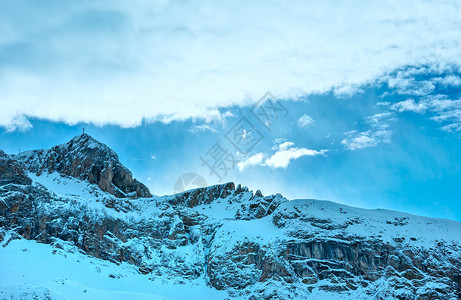 上午冬季SilvrettaAlps风景岩石顶上有奥地利提洛尔图片