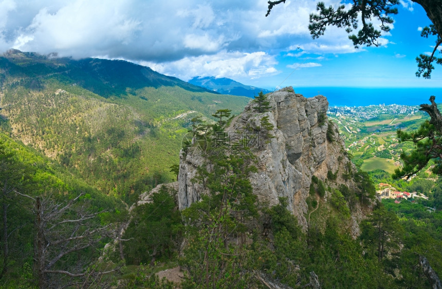 雅尔塔市从AjPetri山的斜坡波塔尼克铁路里米亚乌兰和上面岩石的上可以看到雅尔塔市的景象图片