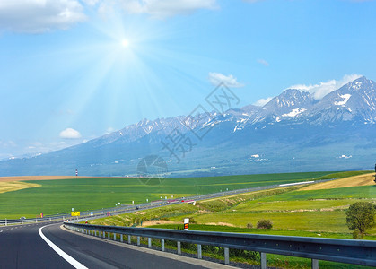 山边和高速公路塔特拉斯泉水与雪洛伐克背景图片