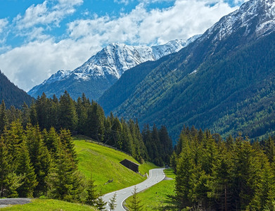 山坡和乡村公路上有森林的夏季山地景观奥利西尔维雷塔阿卑斯山图片