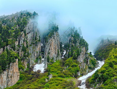 戈德尔夫斯基圣戈塔多山口或圣戈塔德山口夏季雾景瑞士背景