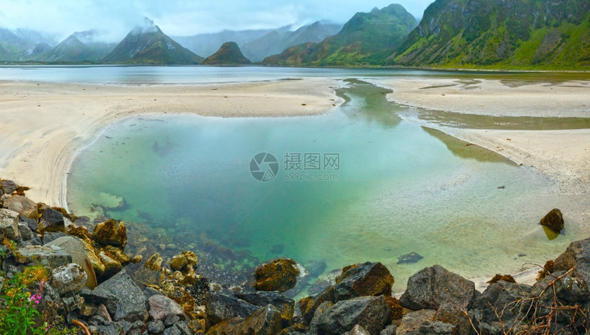 与沙滩离挪威瓦根不远相隔的挪威海阴夜景图片