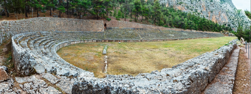 古代德尔菲城沿帕纳萨斯山坡希腊挖掘体育场图片