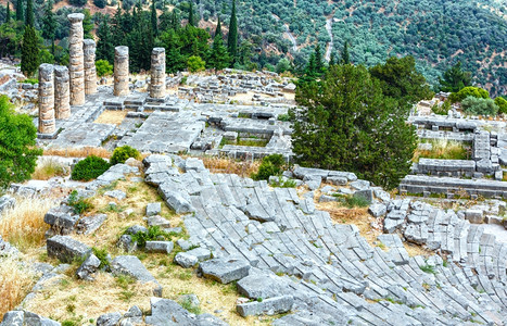 古代德尔菲城沿帕纳萨斯山坡希腊挖掘两栖剧院和阿波尔寺柱图片