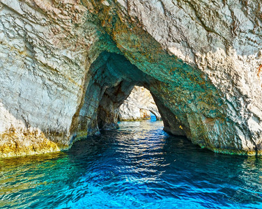 从船上看到蓝色洞穴Zakynthos希腊斯基纳里角背景