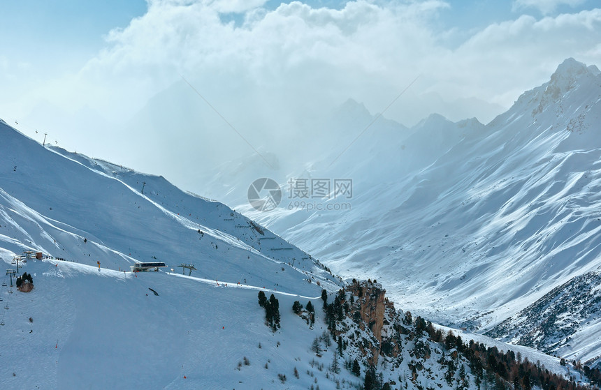 在奥地利蒂罗尔的山坡上阿卑斯山脉的风景和滑雪场所有人都无法辨认图片