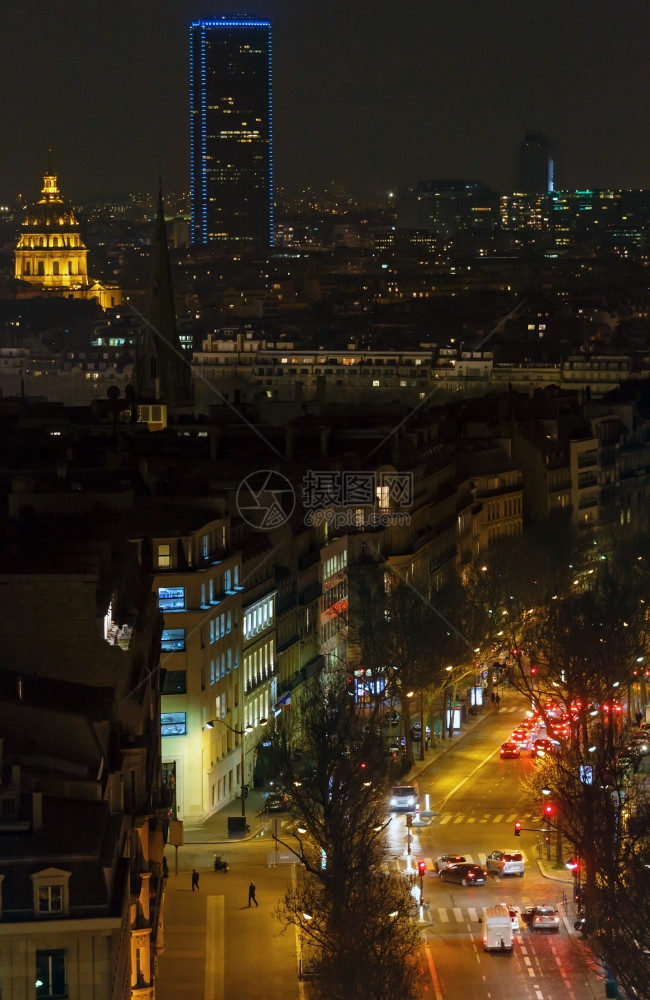 来自法国巴黎TriumphalArch和TourMontparnasse的夜间城市景象所有人都无法辨认图片