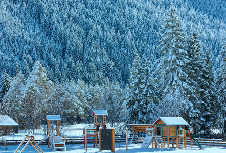 与游乐场奥地利蒂罗尔哈塞格村的乡冬季风景图片