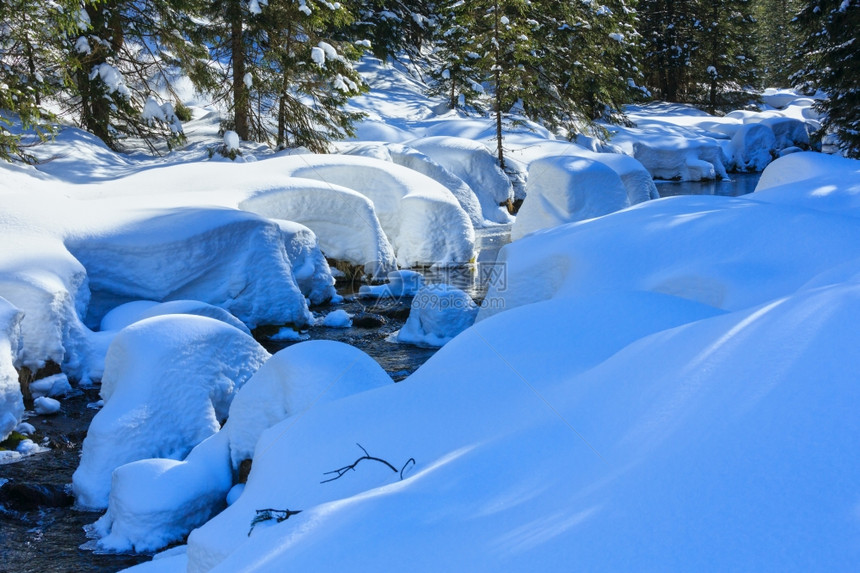 小山流边有雪图片