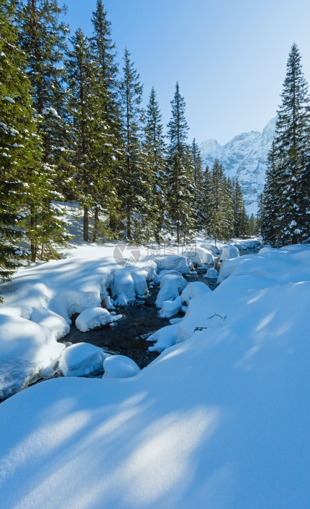 小山流边有雪图片