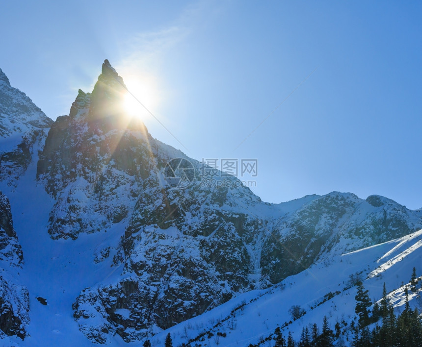 冬季岩山风景和太阳从岩石后面偷看图片