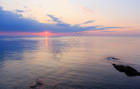 美丽的迷人清晨海景与日出太阳轨道在地表和渔网上高清图片
