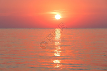 入迷美丽的迷人清晨海景与日出和太阳轨道在表面背景