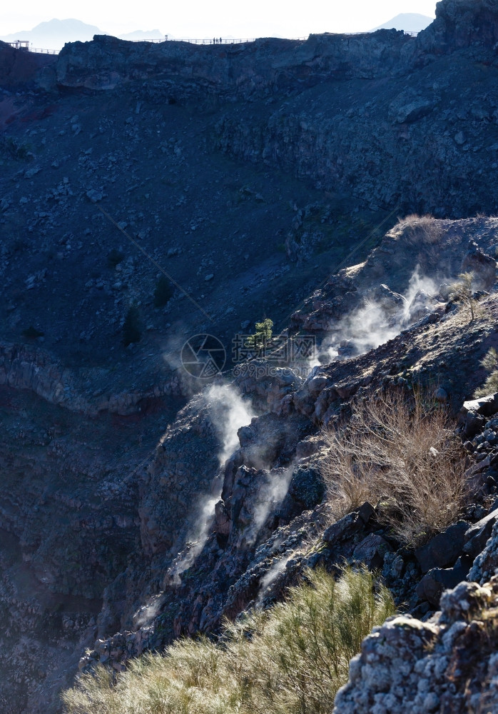 意大利那不勒斯附近Vesuvius火山的弹坑图片
