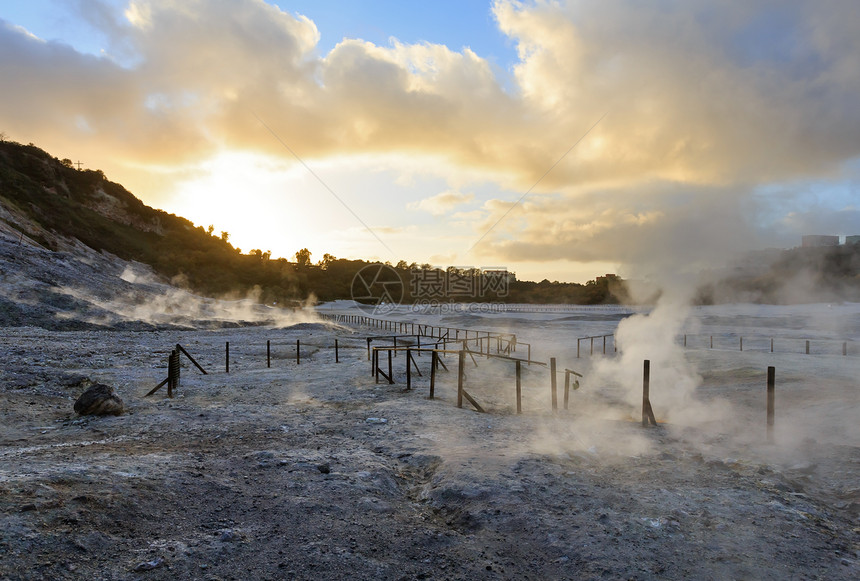 Solfatara是一个浅火山坑蒸汽中含有硫化烟雾在那不勒斯附近的Pozzuoli图片