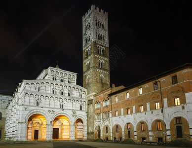 意大利中部圣马丁卢卡大教堂的外墙和钟楼图片