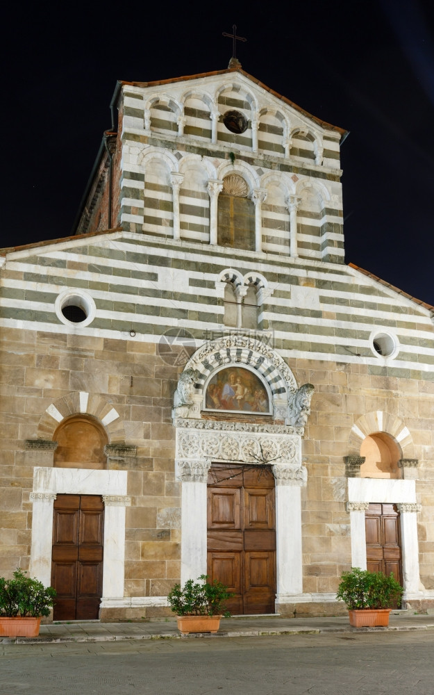 卢卡图斯纳意大利中部市夜景圣吉斯托教堂可追溯到12世纪下半叶图片