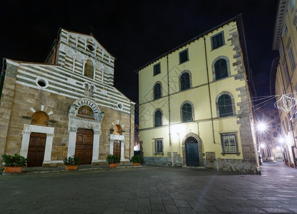 卢卡图斯纳意大利中部市夜景圣吉斯托教堂可追溯到12世纪下半叶图片