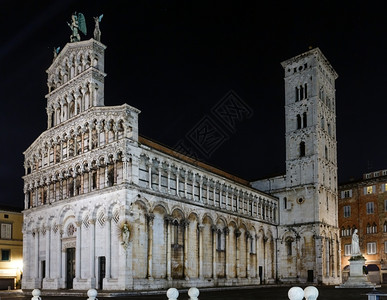 圣兰伯图斯教堂卢卡图斯纳意大利中部市夜景福罗的圣米歇尔Foro教堂罗马天主Basilica教堂13世纪的法西斯建筑背景
