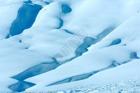 覆盖雪堤的冬季山坡奥地利图片