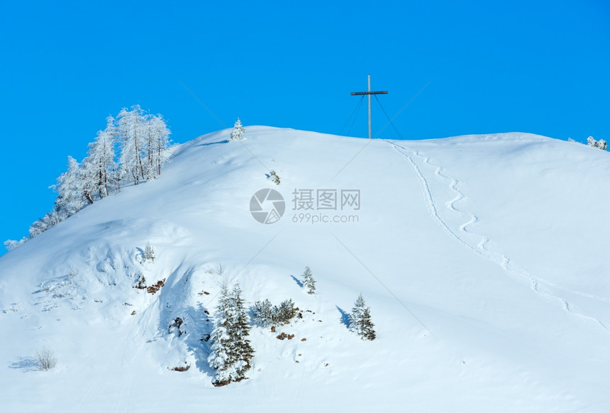 上面有的冬雪山图片