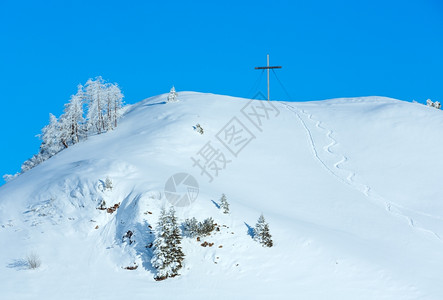 上面有的冬雪山图片