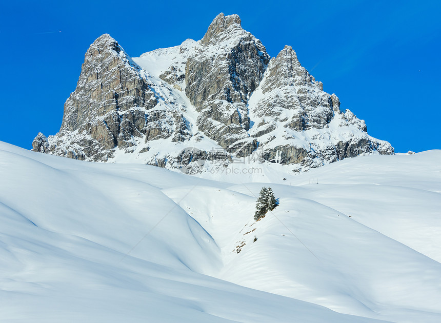 冬季岩石顶部有雪坡奥地利蒂罗尔图片