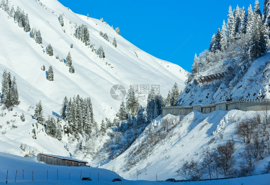 山区风景雪壁和道路图片