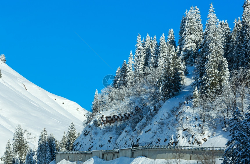 山区风景雪壁和道路图片