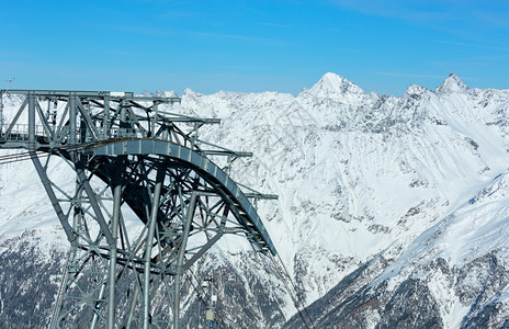 雪坡上的滑电梯顶部和风景奥地利Tyrol图片