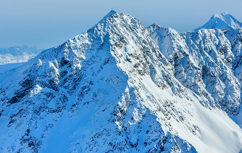 山顶上雪坡奥地利提洛尔的滑雪舱起重机降的风景高清图片