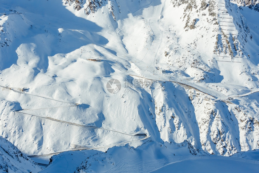 蛇路小屋滑雪电梯和坡高山滑道奥地利提洛尔的风景图片