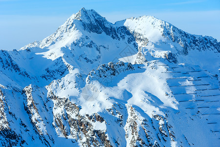 雪坡上的冬季岩石顶和雪堤奥地利提洛尔图片