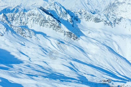 雪坡奥地利提洛尔的木屋滑雪电梯起火所有人都无法辨认高清图片