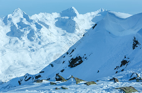 堆满大雪的山顶图片