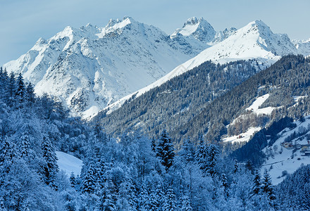 在雪坡上与森林相连的冬季山顶风景奥地利蒂罗尔图片