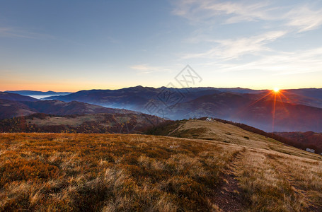秋天喀尔巴阡山的第一道太阳升起光束山顶黎明风景图片