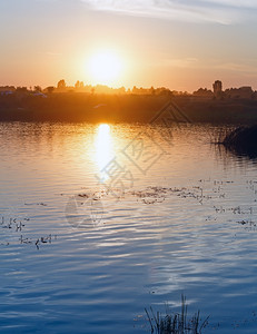 阳光反射的日落湖夏季风景背景图片