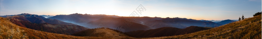 山上的清晨秋天的全景图片