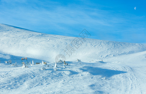 冬晨山上升起滑雪蓝天上升起月亮图片