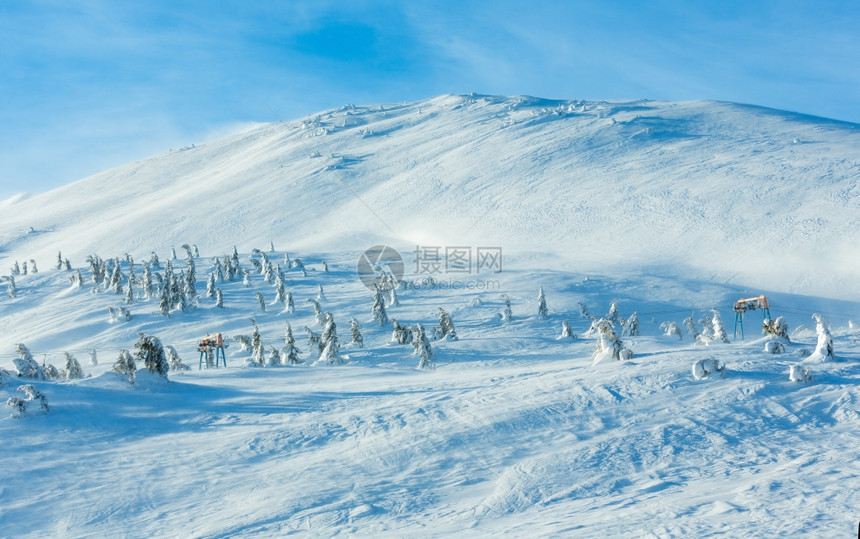 寒冬清晨山上的雪树和滑电梯图片